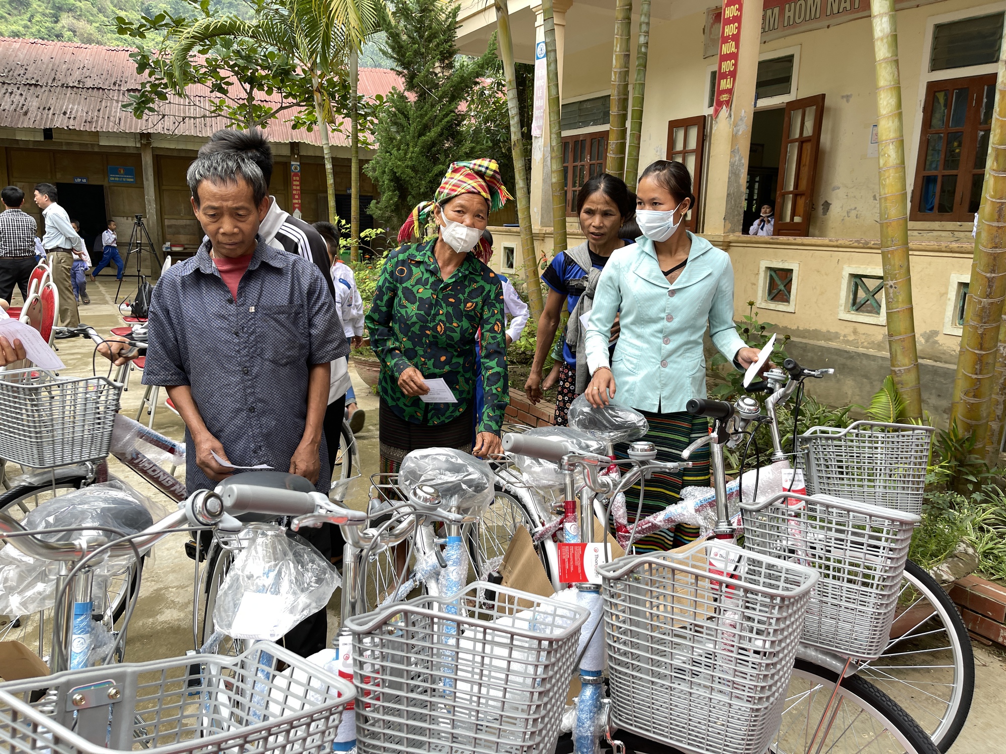 Báo NTNN/Điện tử Dân Việt và nhà tài trợ tặng 100 chiếc xe đạp cho học sinh nghèo Nghệ An - Ảnh 11.