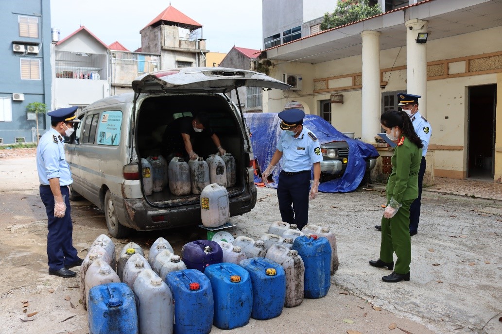 Vận chuyển trên 1.000 kg mỡ nước cáu bẩn qua địa bàn Lạng Sơn thì bị bắt  - Ảnh 1.
