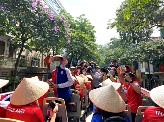 Đoàn vận động viên Thái Lan thích thú với tour trải nghiệm xe buýt 2 tầng quanh Hà Nội - Ảnh 1.