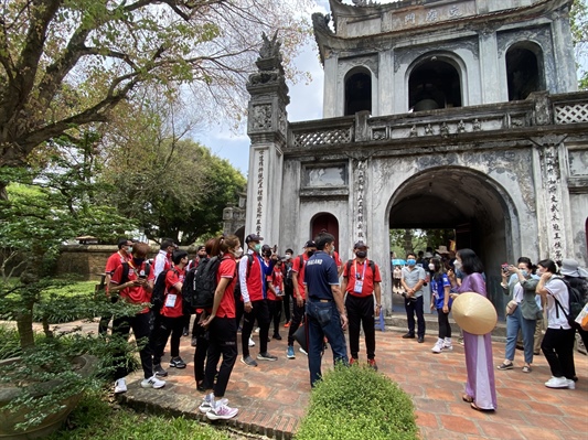 The delegation of Thai athletes enjoyed the 2-decker bus experience tour around Hanoi - Photo 2.