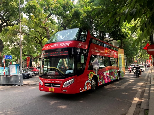 The delegation of Thai athletes enjoyed the experience tour of a double-decker bus around Hanoi - Photo 4.