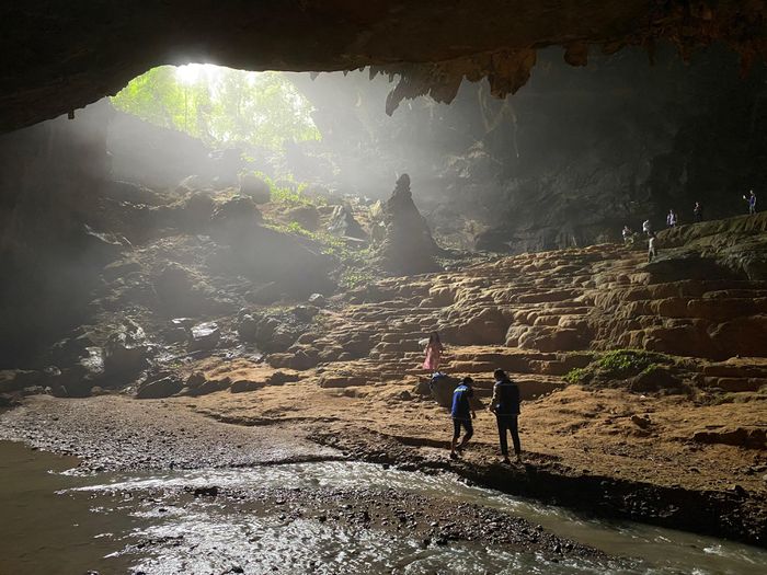 Dòng suối ngầm huyền ảo trong lòng động Ngườm Ngao - Ảnh 24.