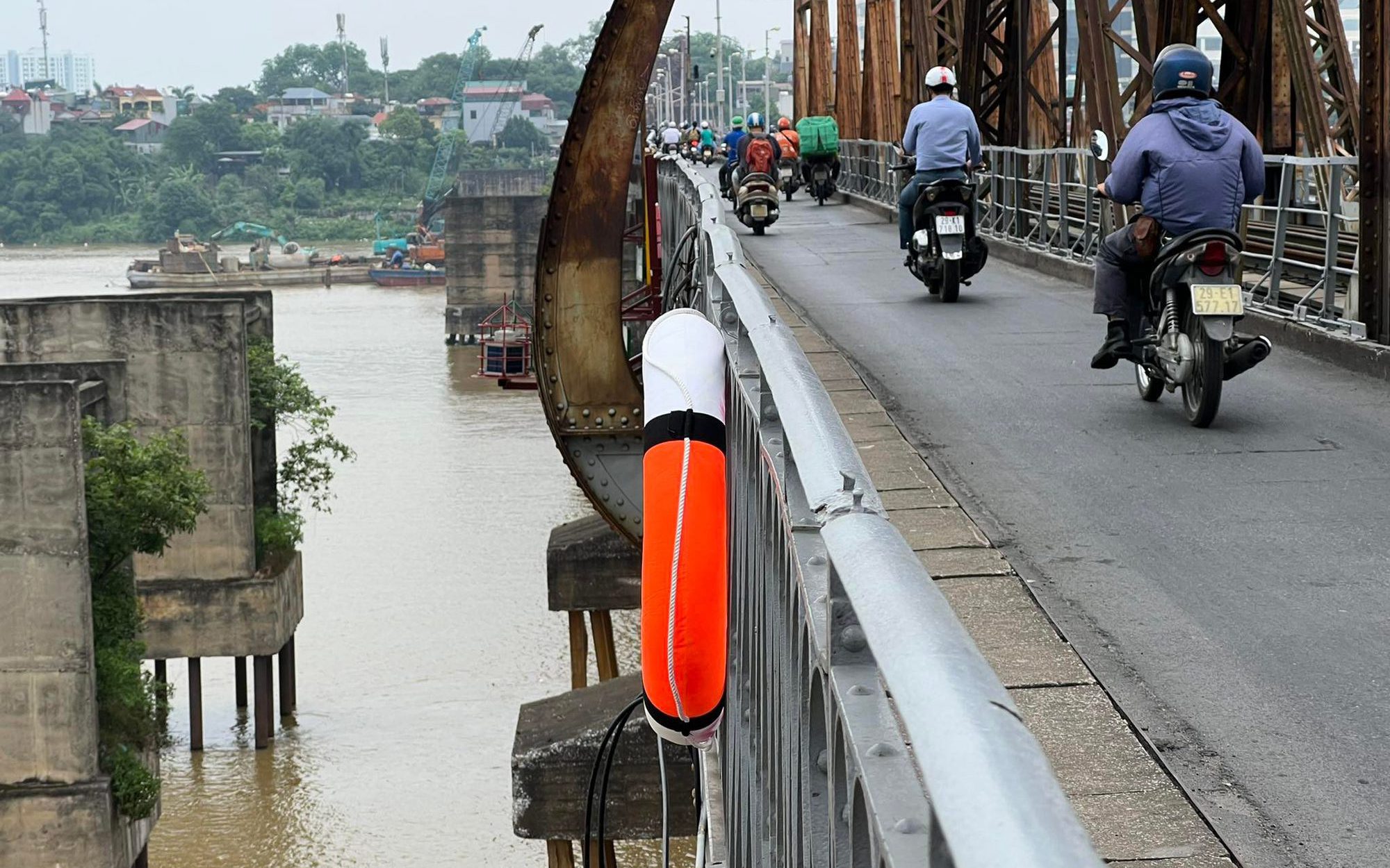 Vì sao phao cứu sinh trên các cây cầu ở Hà Nội "không cánh mà bay"?