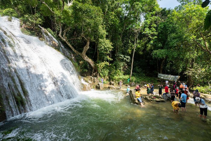 Đi thuyền xuôi sông Gâm, tắm thác giữa rừng già - Ảnh 19.