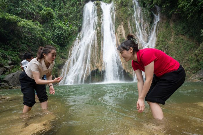 Đi thuyền xuôi sông Gâm, tắm thác giữa rừng già - Ảnh 23.