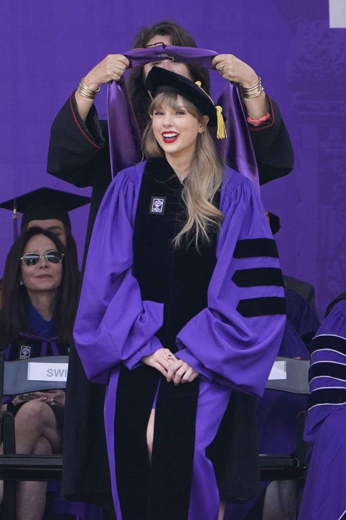 Ca sĩ Taylor Swift được trao bằng tiến sĩ - Ảnh 2.