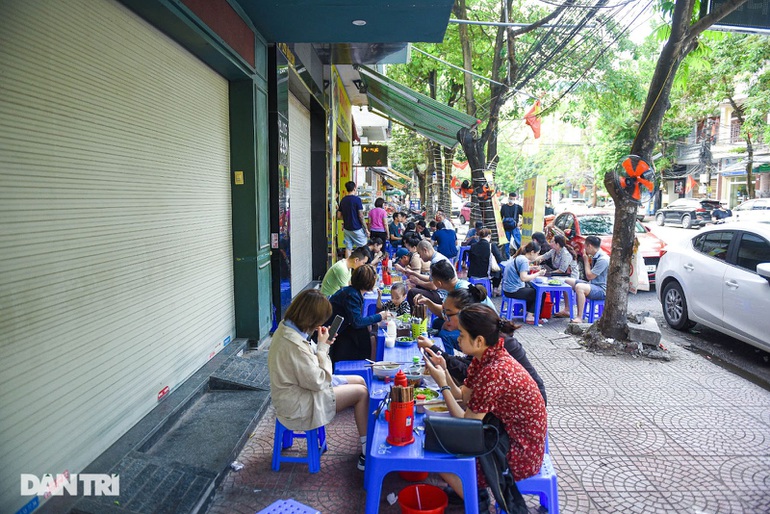 Spicy fish noodle shop sells 1,300 bowls a day, diners are waiting in line