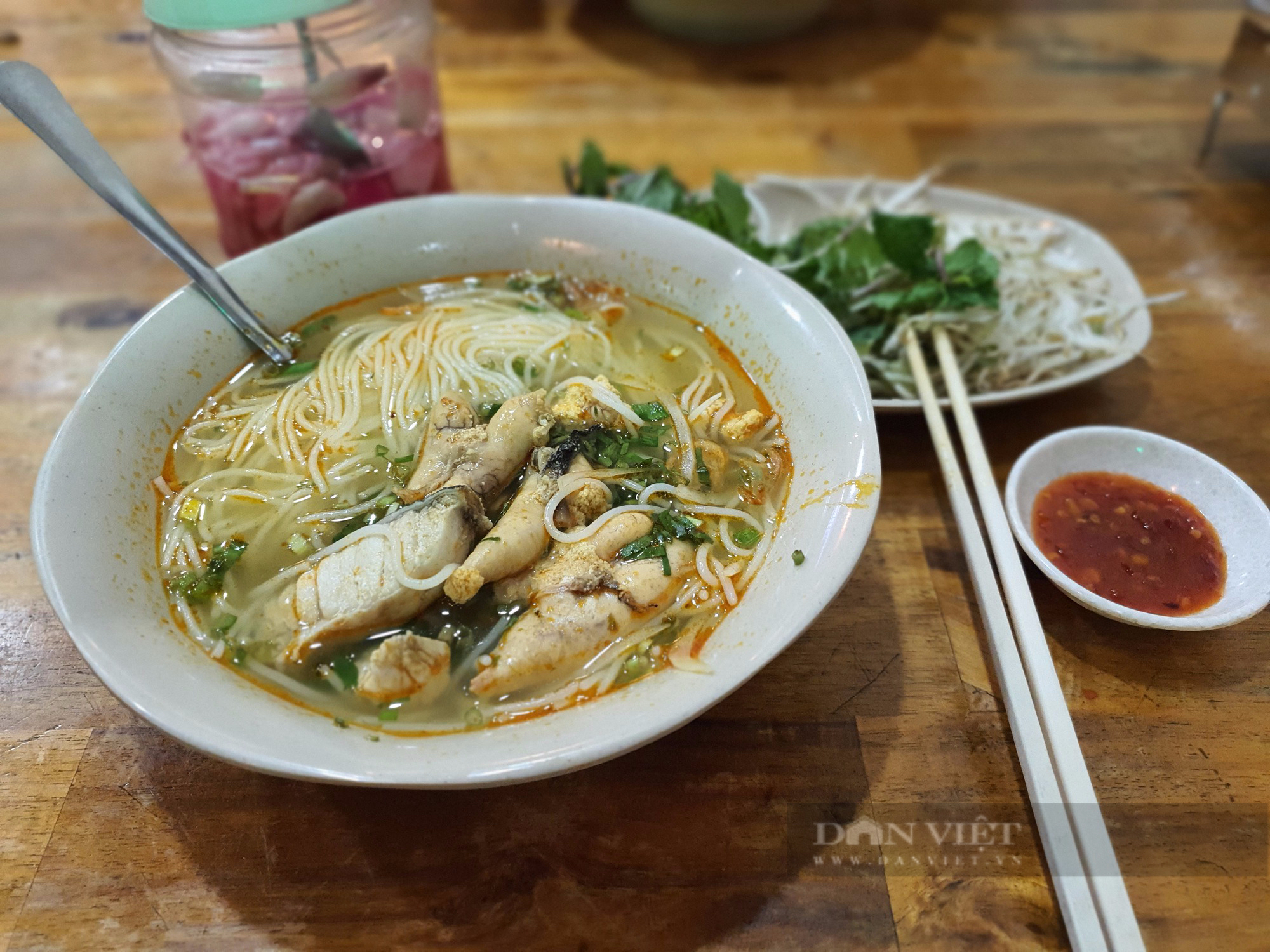Sài Gòn quán: Bún chả cá Quy Nhơn trứ danh, đầy ắp trứng cá, nạc cá, sứa biển, khách muốn ăn gì cũng có - Ảnh 3.