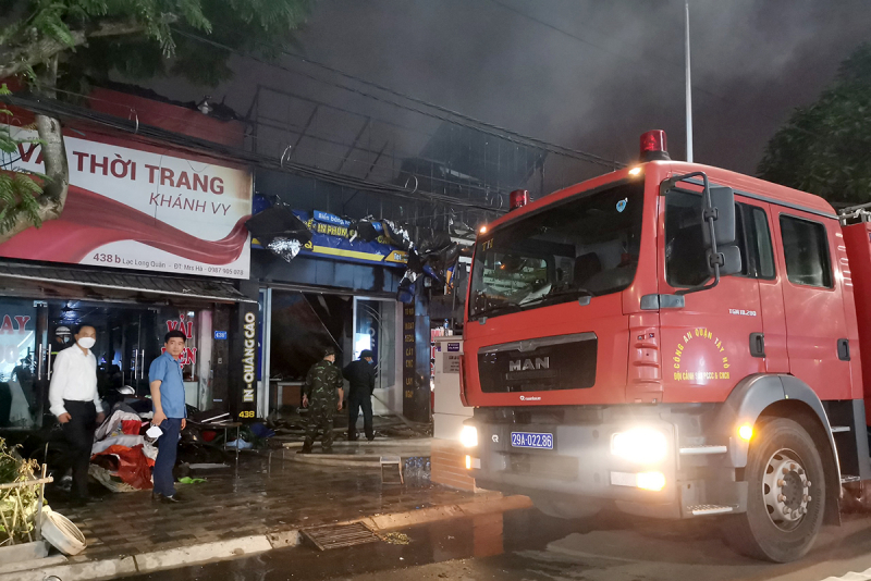Hà Nội: Cháy dãy nhà tạm trên phố Lạc Long Quân - Ảnh 1.