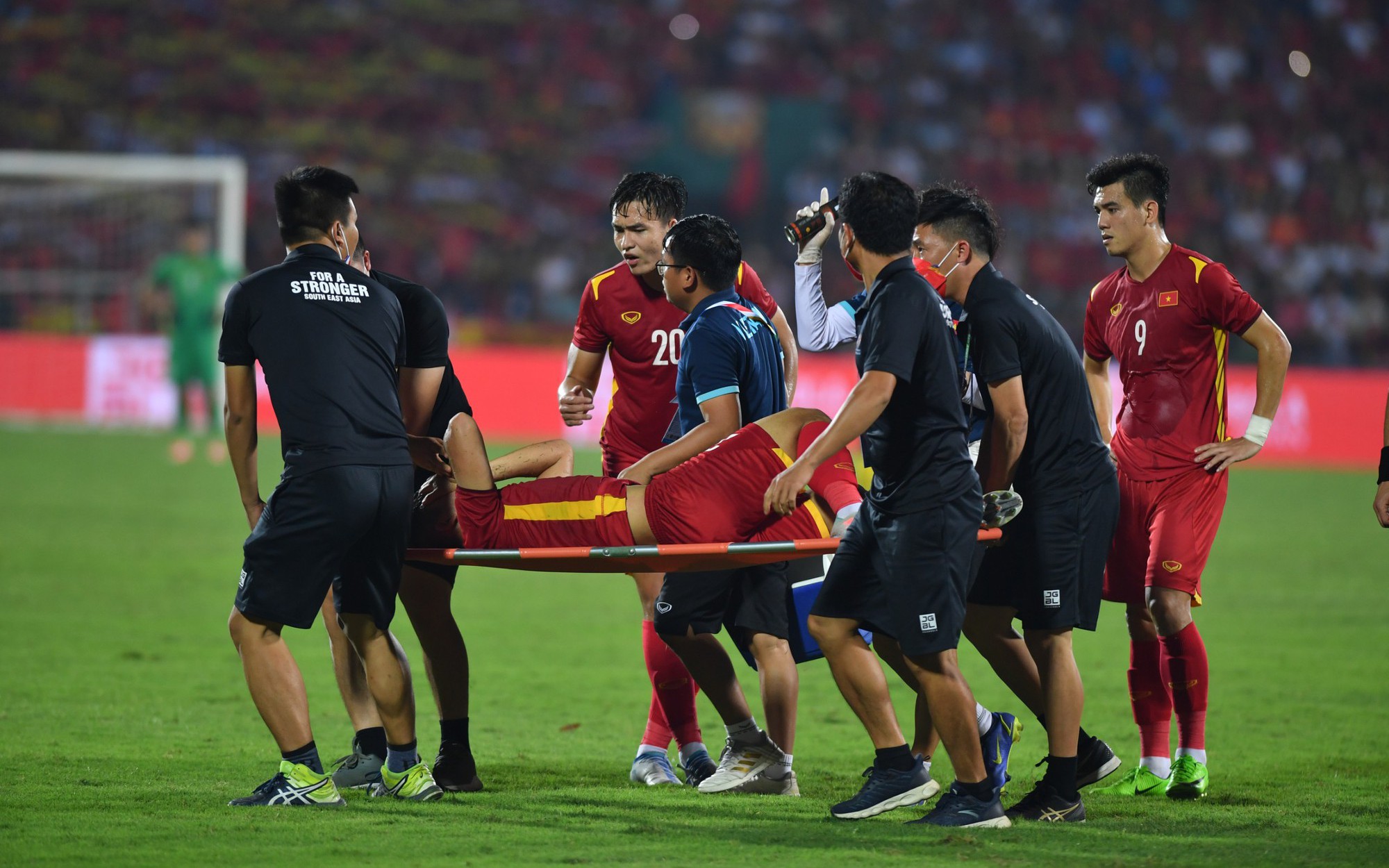 U23 Vietnam players have to leave the field on a stretcher, what is the condition?