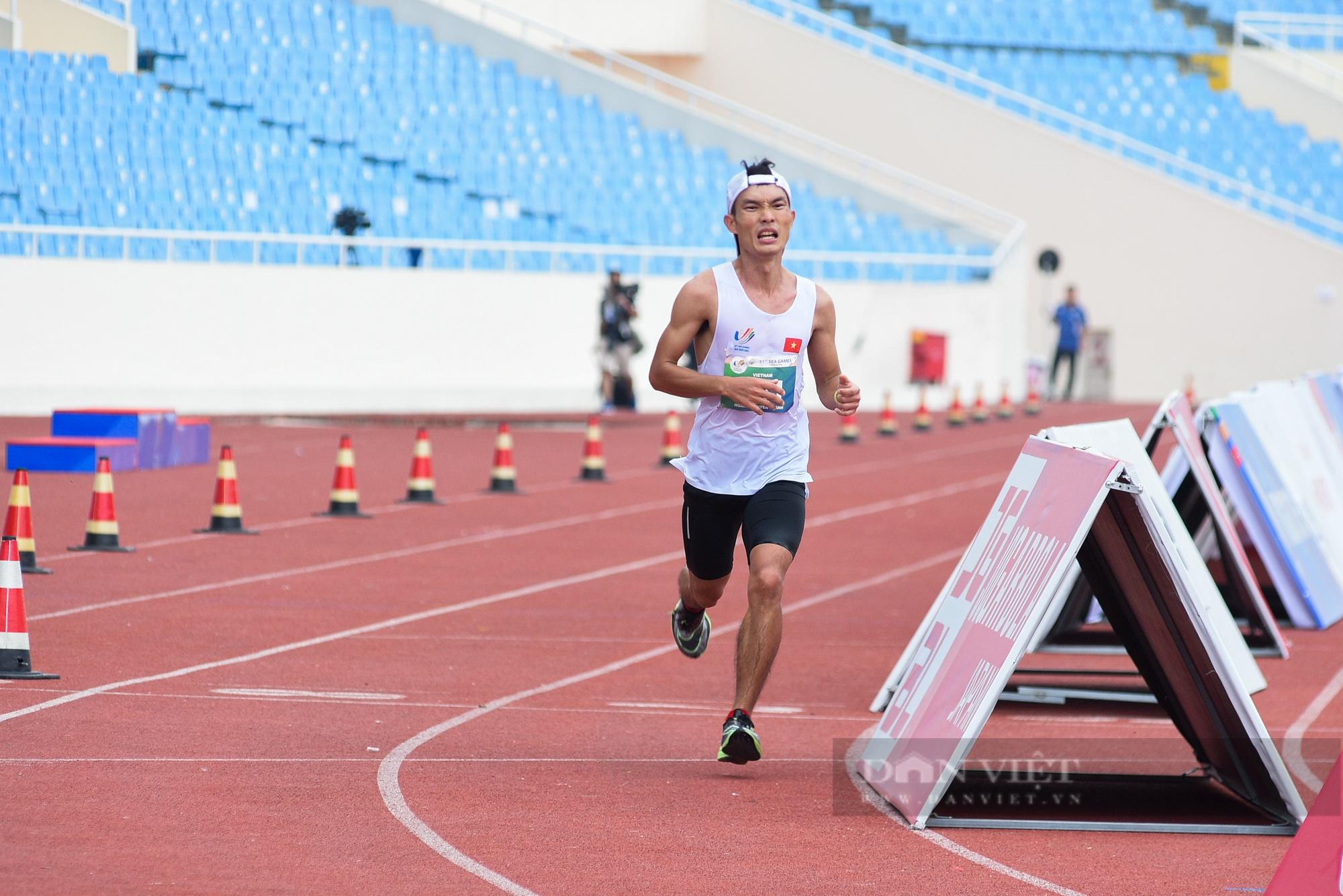 Hoàng Nguyên Thanh giành tấm HCV lịch sử cho marathon Việt Nam sau khi vượt qua 42,195km - Ảnh 3.