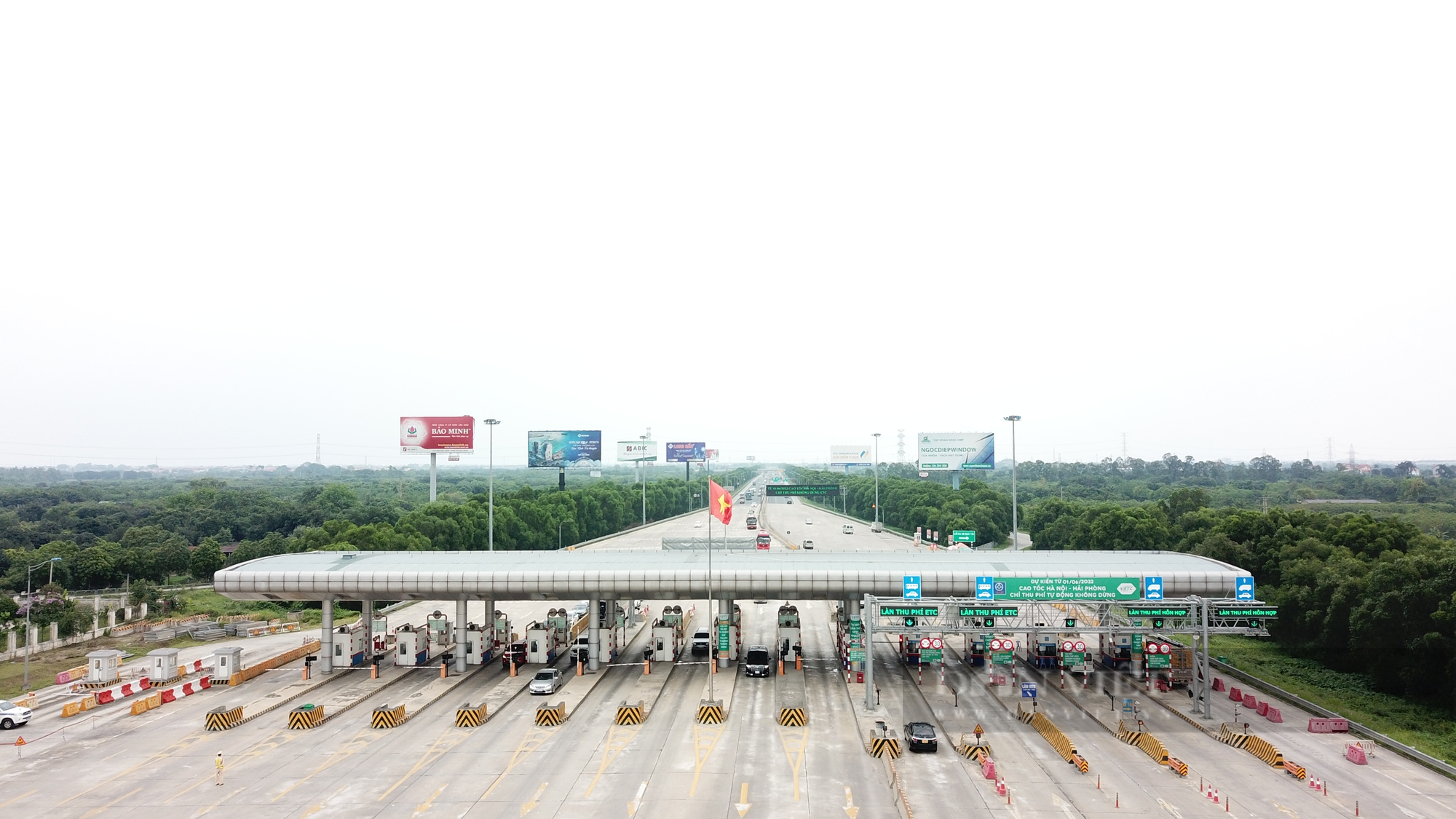 Cận cảnh cao tốc Hà Nội - Hải Phòng sẽ xử phạt xe không dán thẻ thu phí không dừng - Ảnh 2.