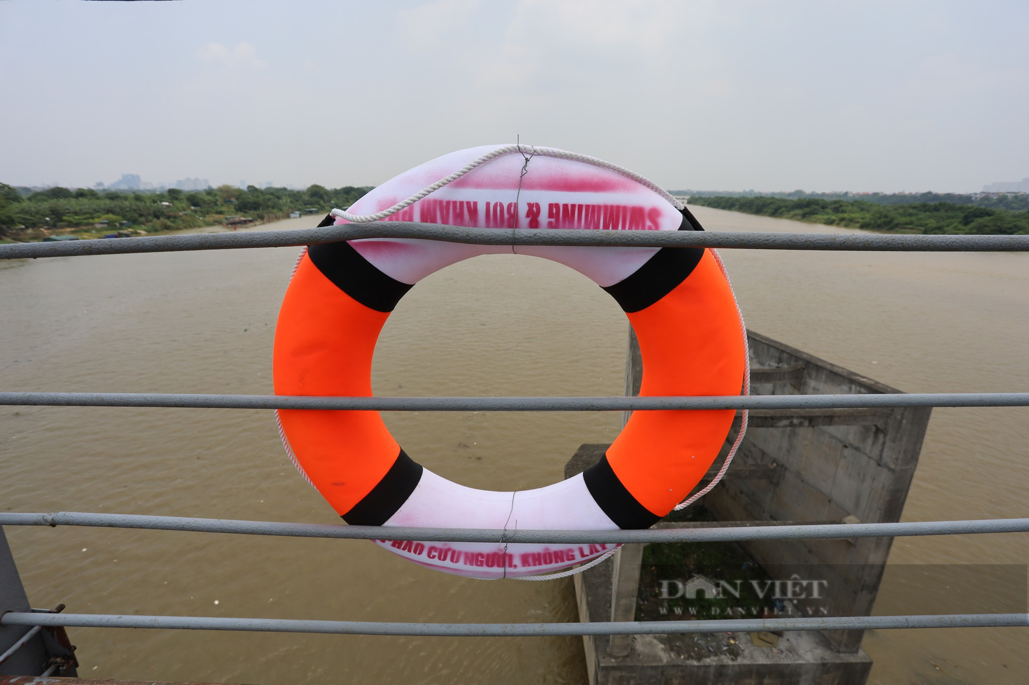 Nhiều phao cứu sinh trên các cầu qua sông Hồng tại Hà Nội đã “không cánh mà bay” - Ảnh 2.