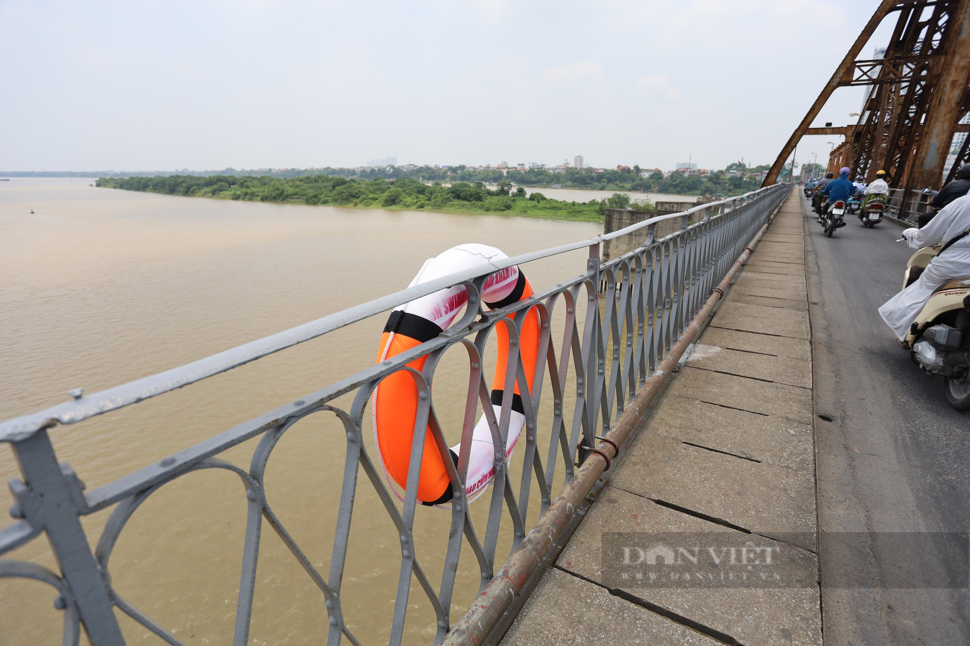 Nhiều phao cứu sinh trên các cầu qua sông Hồng tại Hà Nội đã “không cánh mà bay” - Ảnh 3.