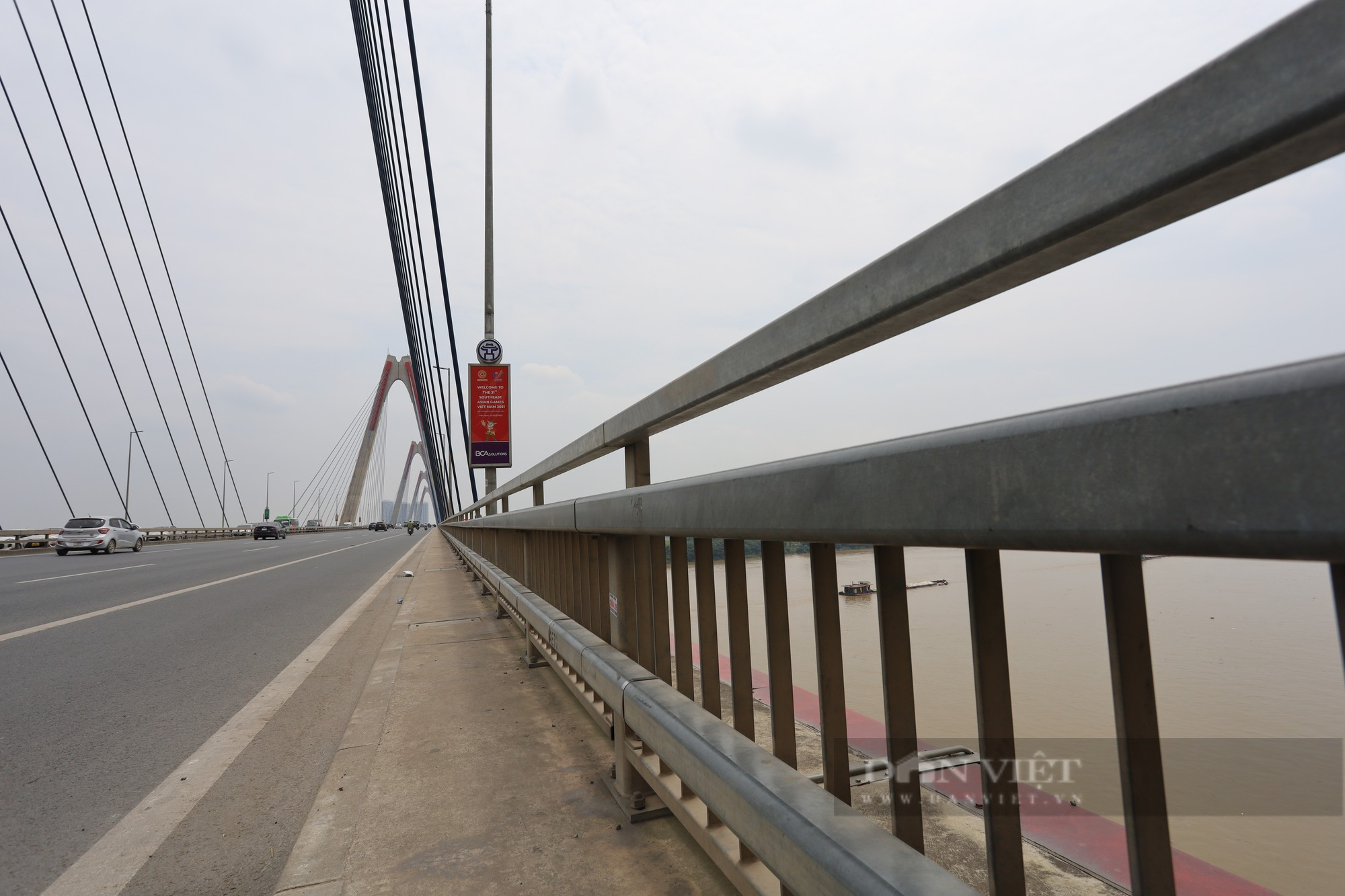 Nhiều phao cứu sinh trên các cầu qua sông Hồng tại Hà Nội đã “không cánh mà bay” - Ảnh 4.