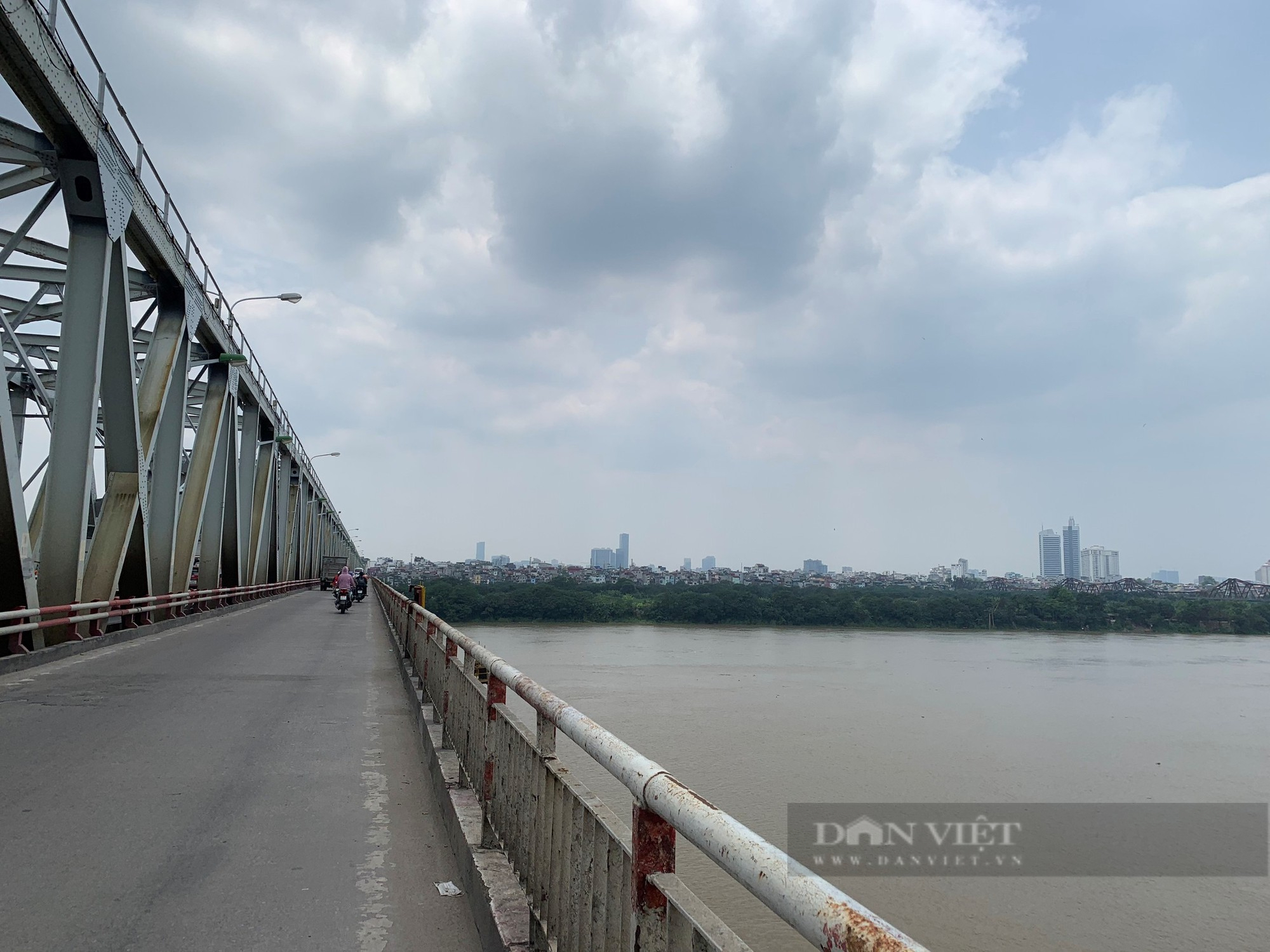 Nhiều phao cứu sinh trên các cầu qua sông Hồng tại Hà Nội đã “không cánh mà bay” - Ảnh 5.