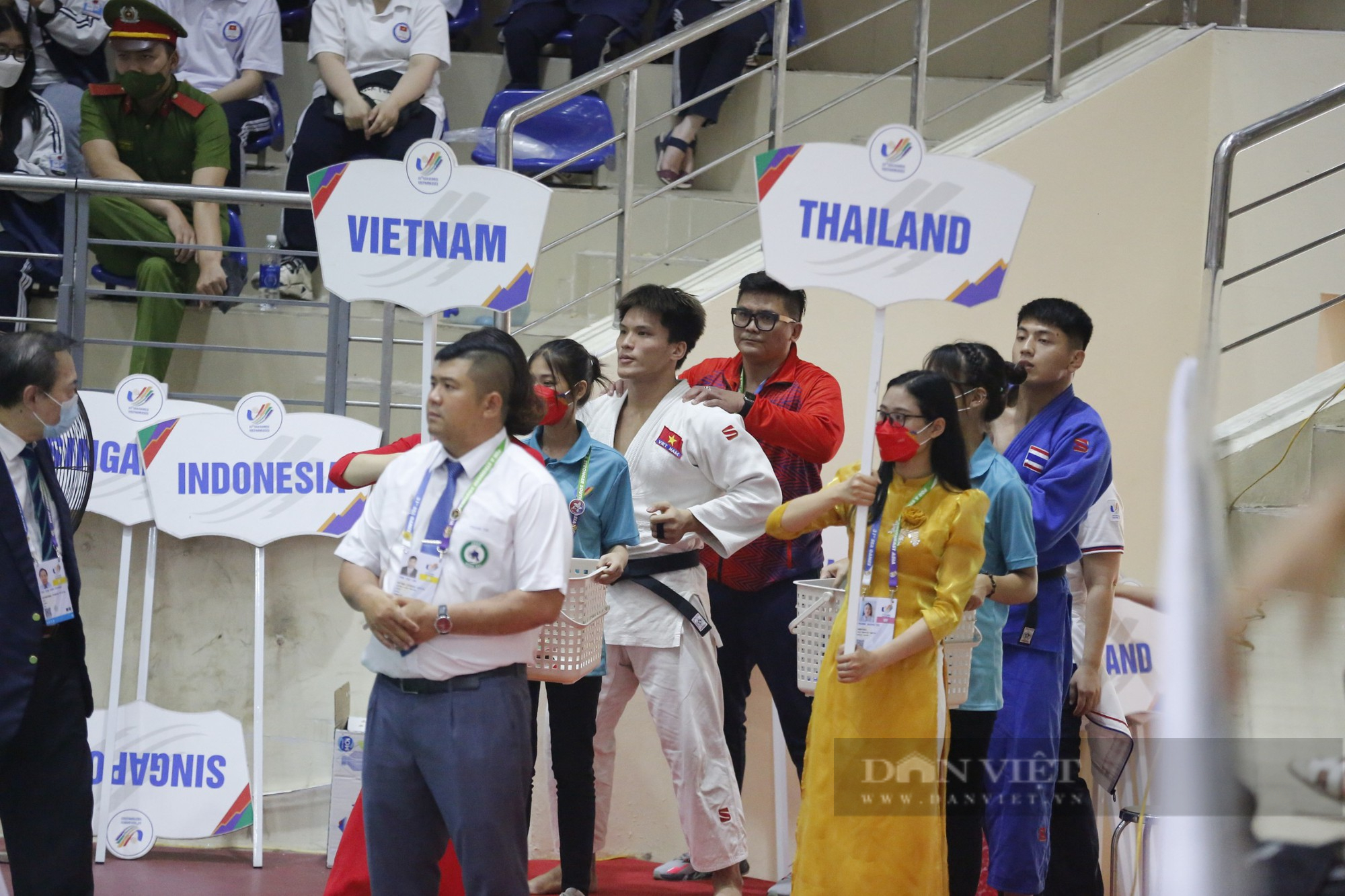 Cả nhà thi đấu vỡ òa khi võ sĩ Việt Nam hạ đối thủ Thái Lan bằng &quot;bàn thắng vàng&quot; - Ảnh 6.