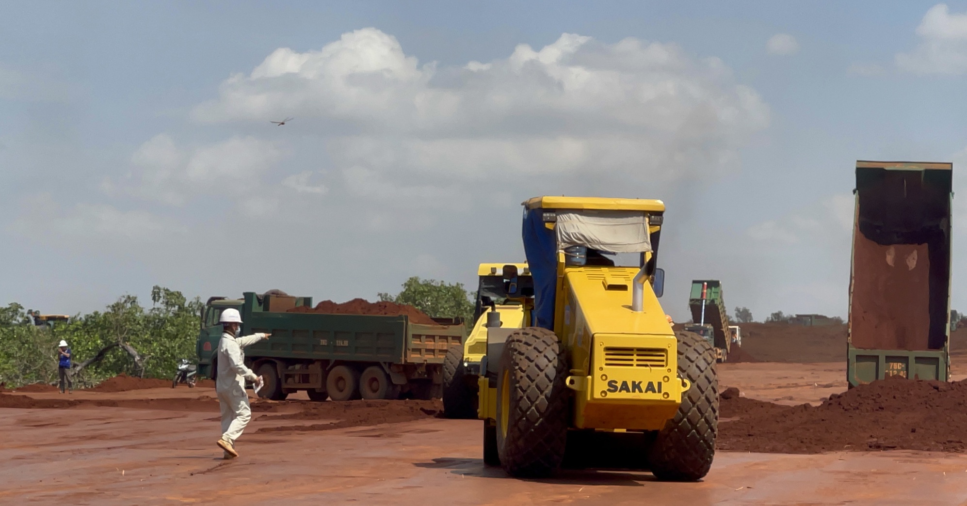 Pictures of bustling construction throughout the ceremony on the construction site of Long Thanh airport