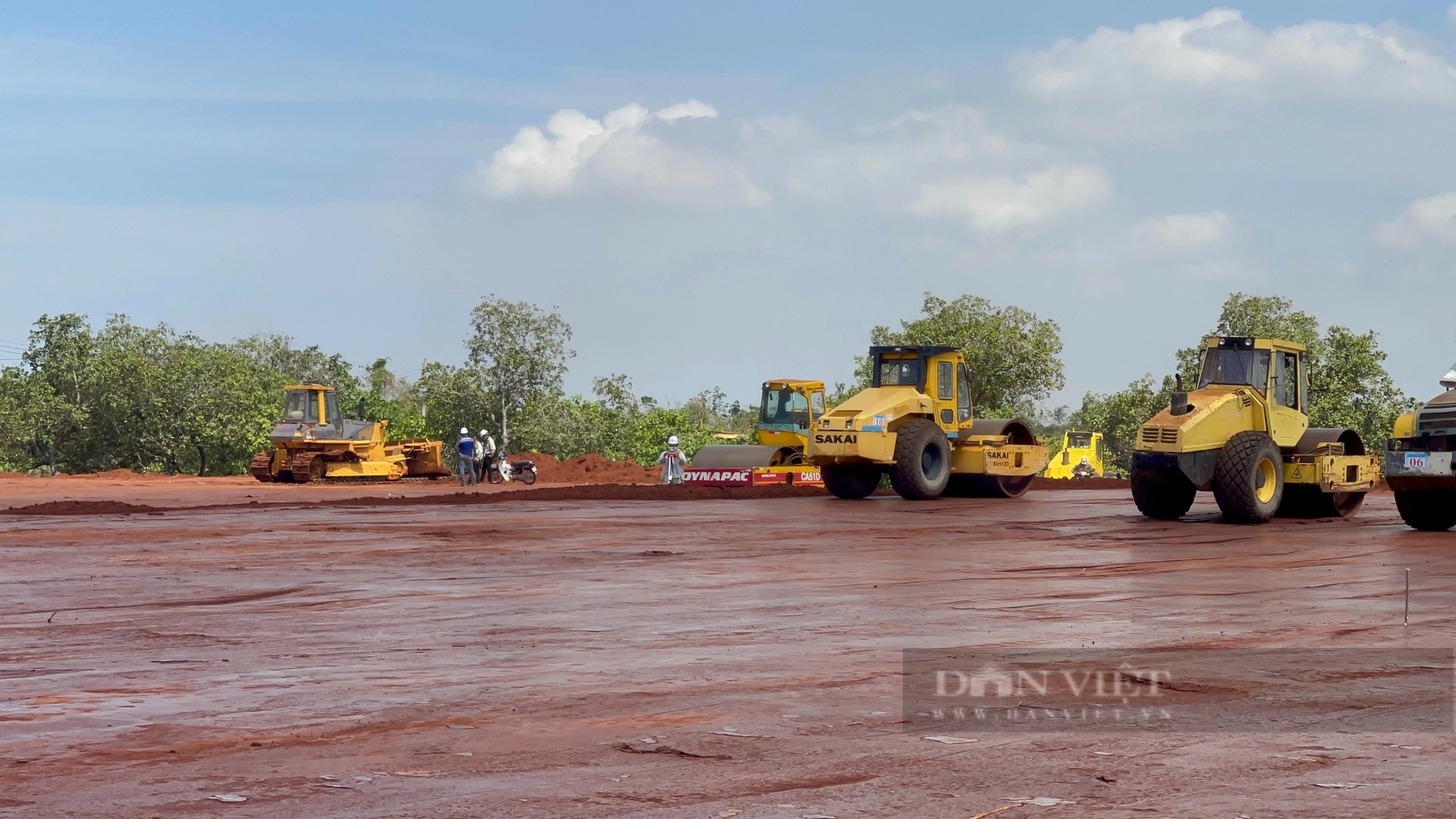 Đại công trường xây dựng sân bay Long Thành thi công nhộn nhịp xuyên lễ - Ảnh 2.