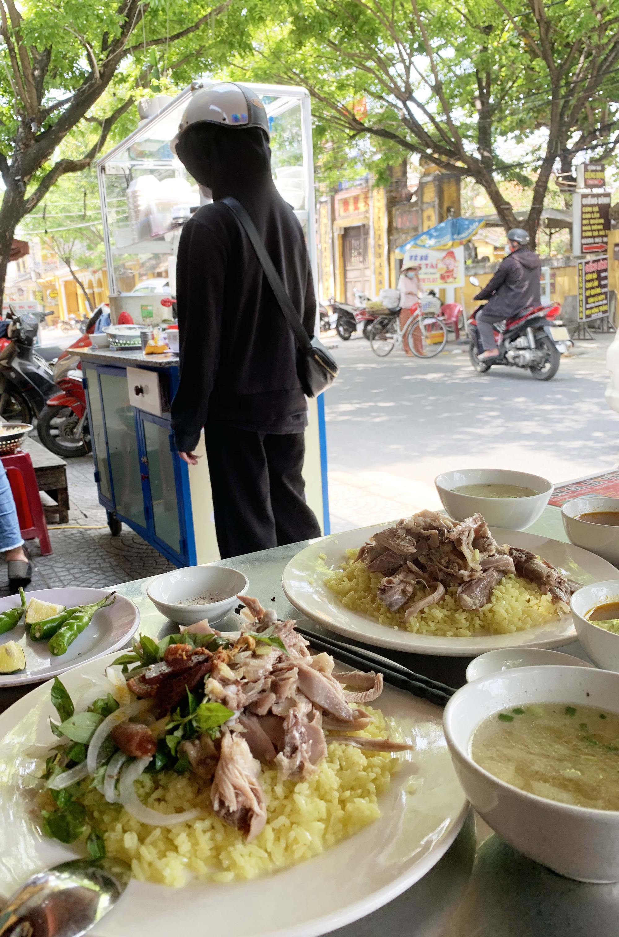 Top delicious Hoi An chicken rice restaurants without having to wait in line - Photo 5.