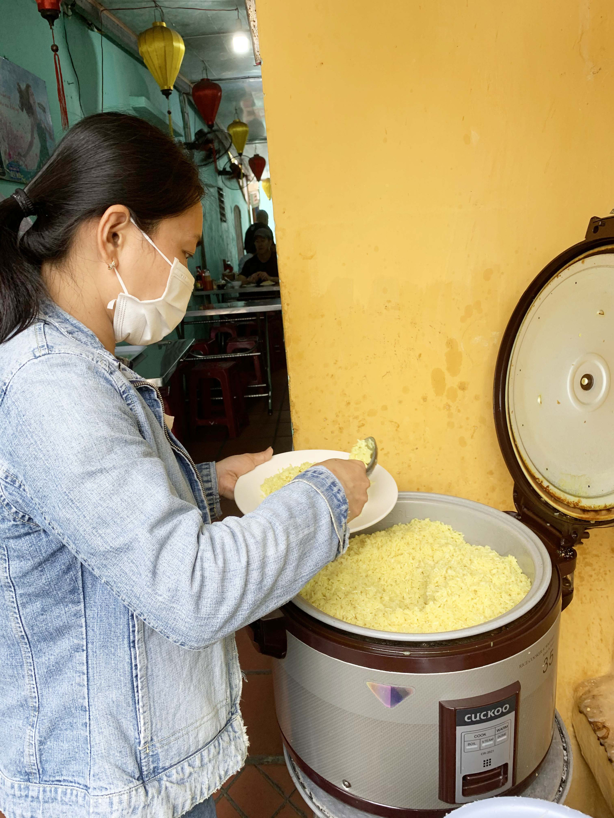 Top delicious Hoi An chicken rice restaurants without having to wait in line - Photo 3.