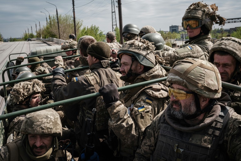 Russia-Ukraine war: Exhausted Ukrainian soldiers return from the fierce Donbass front - Photo 1.