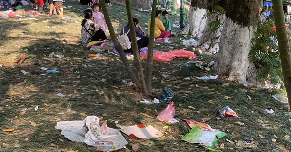 Terrified tourists littering at Thu Le Park on public holiday April 30-1/5