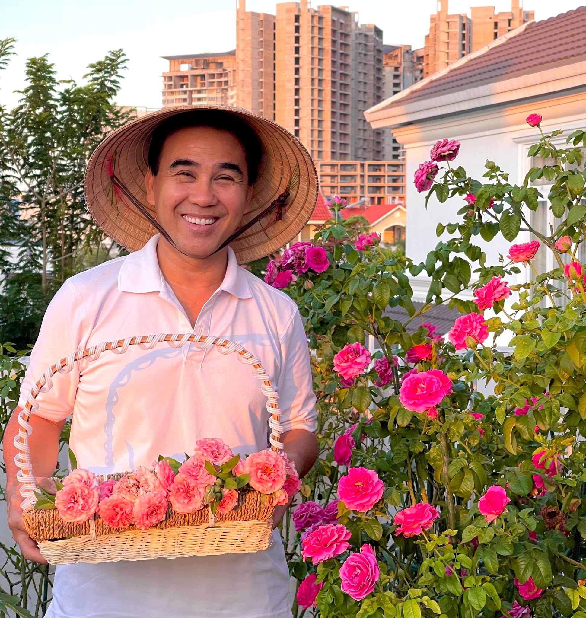 Nhà đẹp của MC Quyền Linh và bà xã xinh đẹp sở hữu vườn hồng rực rỡ &quot;gây thương nhớ&quot; - Ảnh 2.