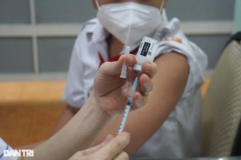 Trẻ 5 - 11 tuổi tiêm vaccine Covid-19: Hạ sốt sau tiêm như thế nào? - Ảnh 1.