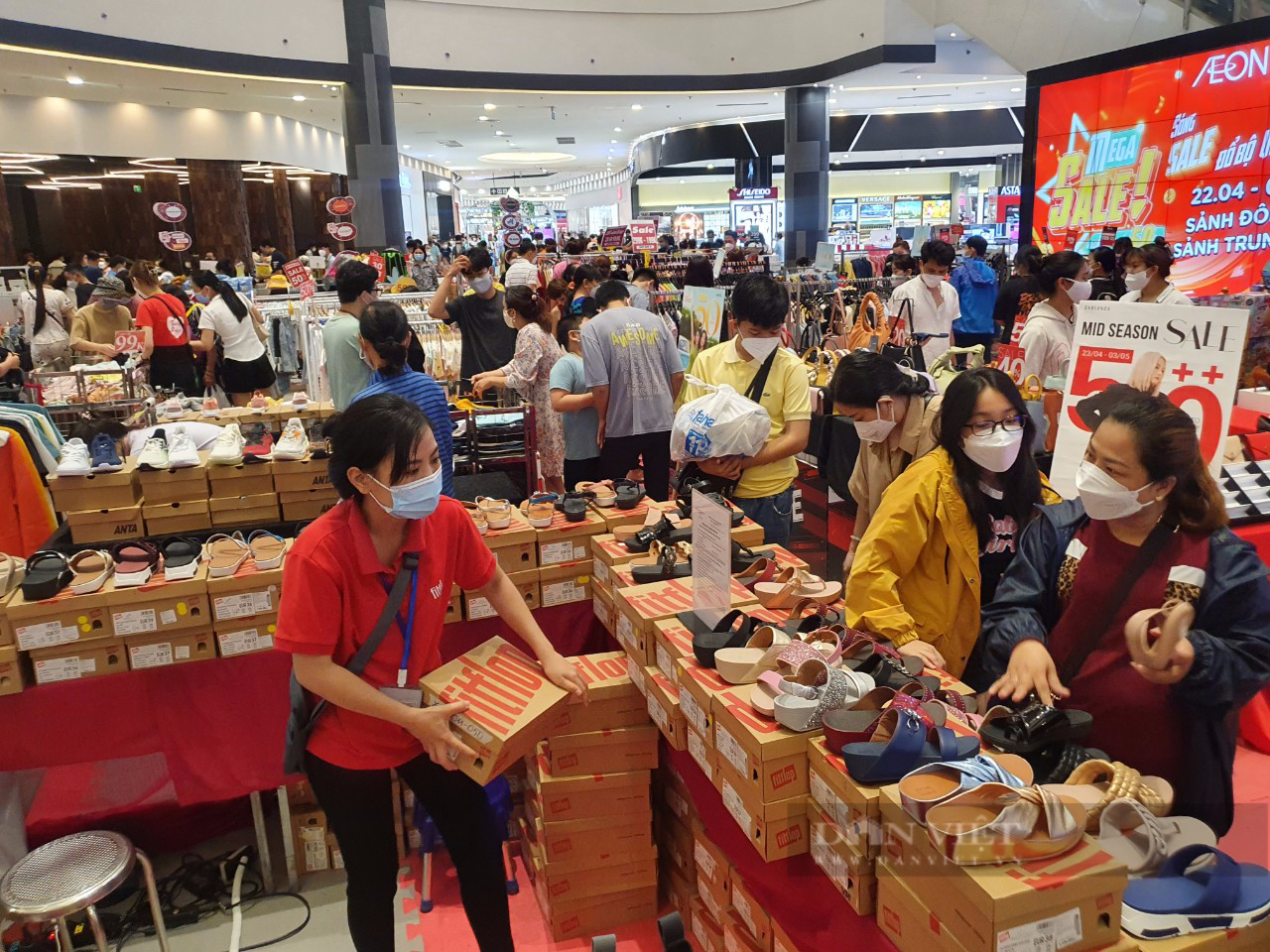 Trung tâm thương mại đông kín người săn giày dép, quần áo giảm giá 50-60% - Ảnh 1.