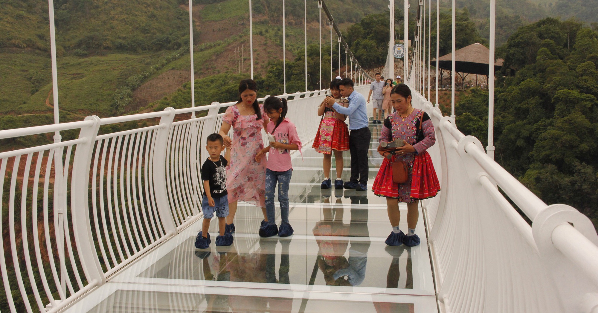 Tourists from all over the world flock to the world’s longest glass bridge in Son La during the holidays