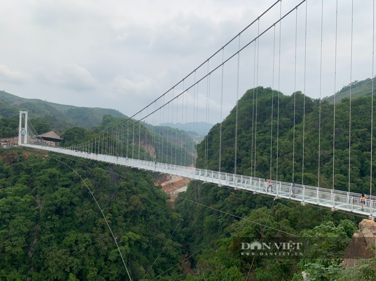 Tourists from all over the world flock to the world's longest glass bridge in Son La during the holidays - Photo 2.