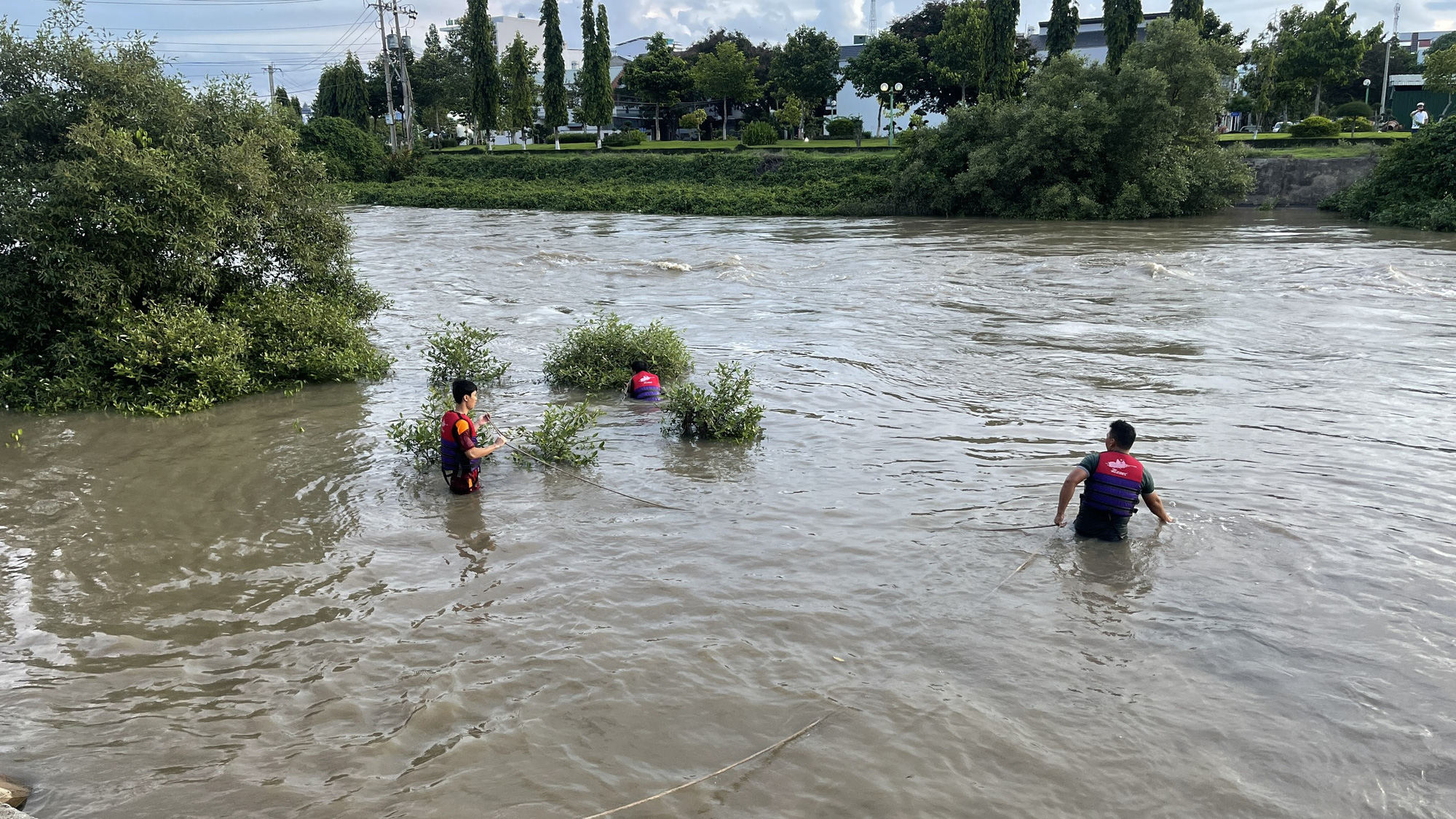 Bình Thuận: Đã tìm thấy thi thể em học sinh lớp 7 bị đuối nước trên kênh Bến Lội - Ảnh 1.