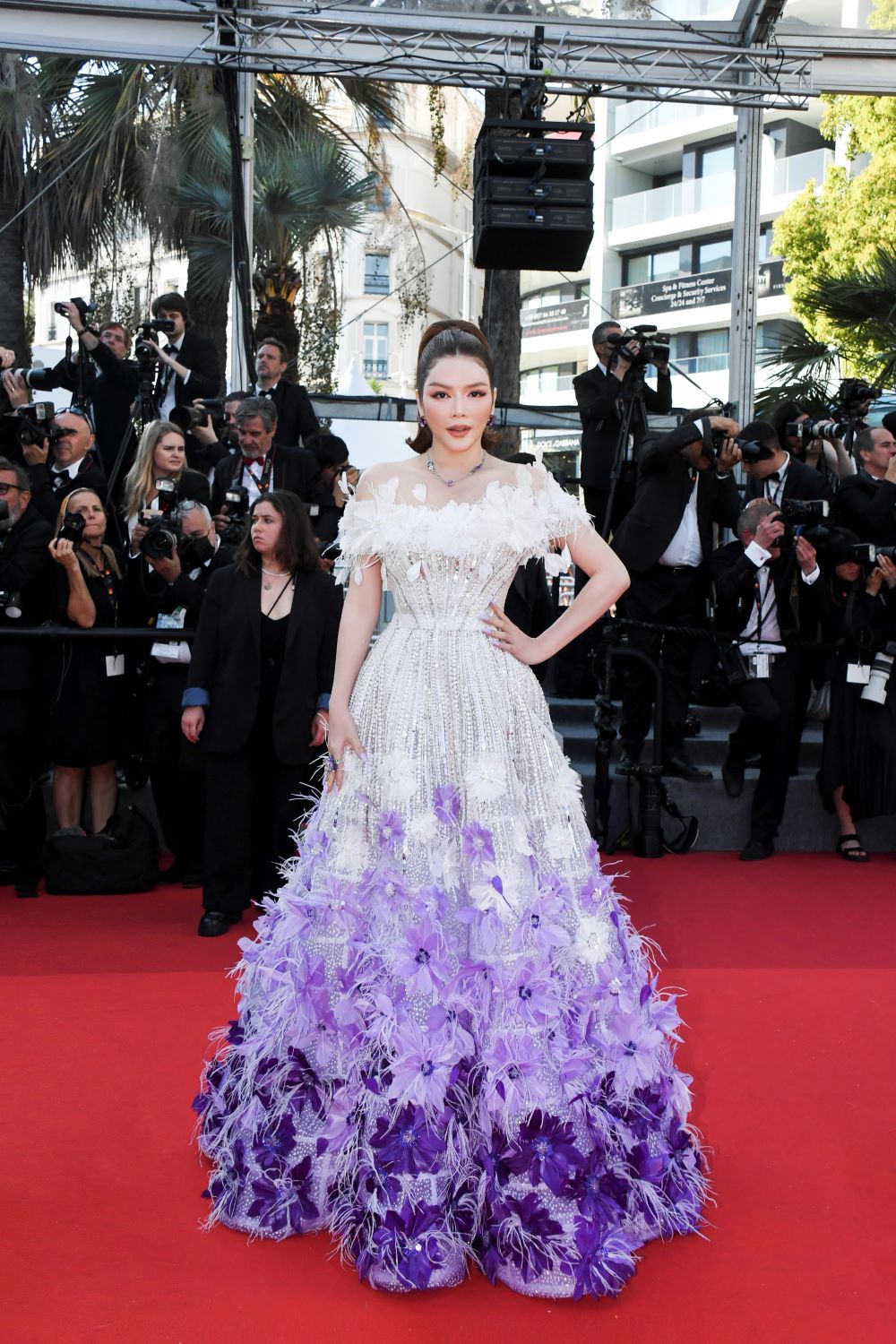Ly Nha Ky shows off her splendor in a lavender dress on the Cannes red carpet - Photo 2.