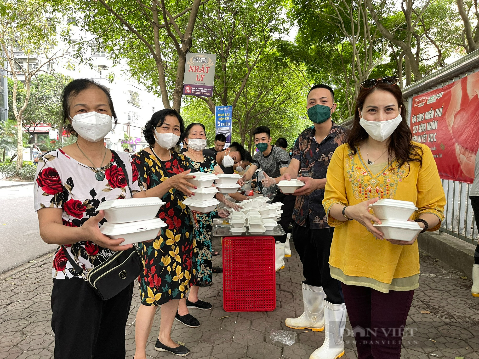 Ngon lành bữa sáng miễn phí, sẻ chia cùng 1.000 bệnh nhân nghèo Thủ đô - Ảnh 12.