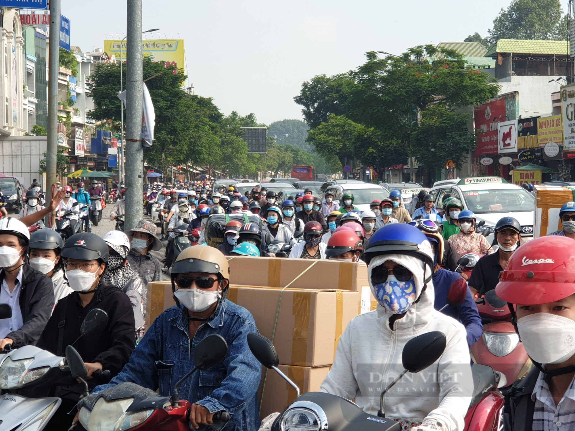 TP.HCM: Xuất hiện hố sâu nằm giữa ngã tư hai con đường gây ùn tắc giao thông nghiêm trọng - Ảnh 2.