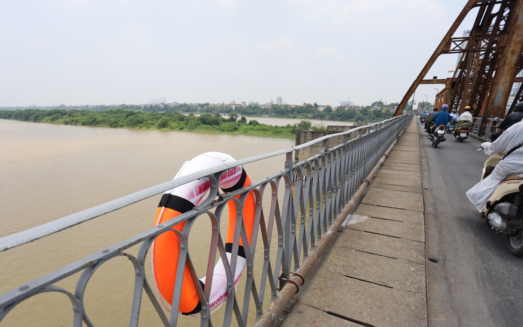 CLB Bơi Khám phá: Sẽ làm việc với cơ quan chức năng, dự kiến lắp đặt thêm phao cứu sinh trên cầu Đuống, Đông Trù