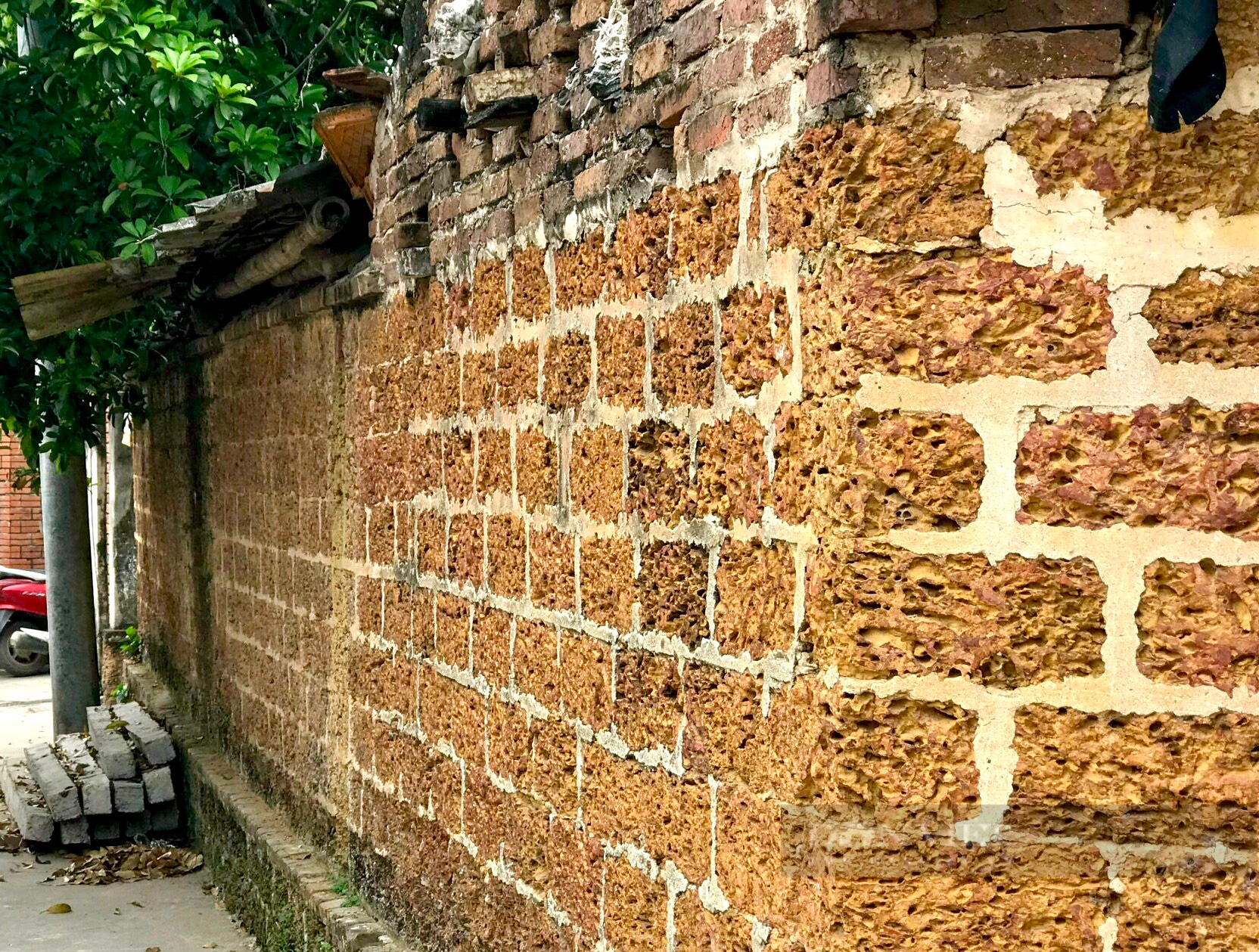 Độc đáo bức tường bằng đá ong hàng trăm năm tuổi ở làng cổ Yên Trường  - Ảnh 3.