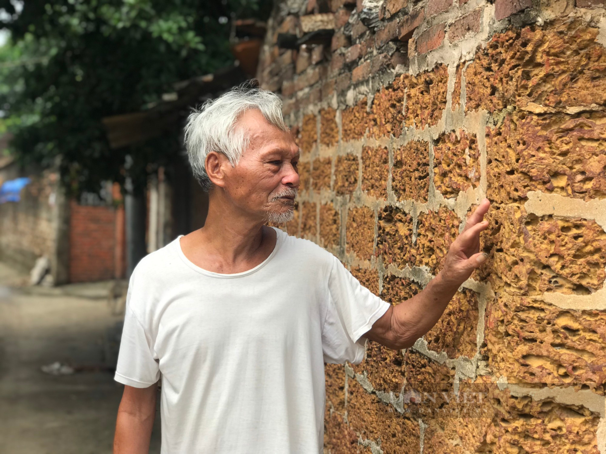 Độc đáo bức tường bằng đá ong hàng trăm năm tuổi ở làng cổ Yên Trường  - Ảnh 4.