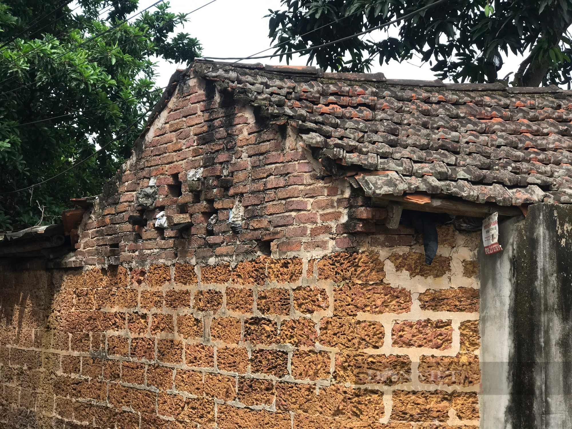 Độc đáo bức tường bằng đá ong hàng trăm năm tuổi ở làng cổ Yên Trường  - Ảnh 5.