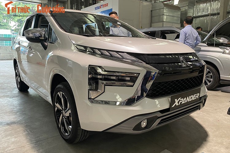 Actual photo of Mitsubishi Xpander 2022 at a Vietnamese dealer, with electronic handbrake, revealed gearbox - Photo 1.