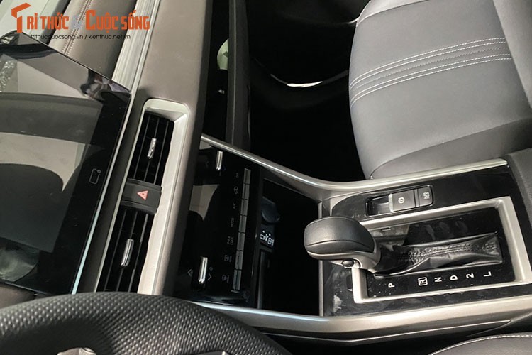 Actual photo of Mitsubishi Xpander 2022 at a Vietnamese dealer, with an electronic handbrake and a revealed transmission - Photo 3.