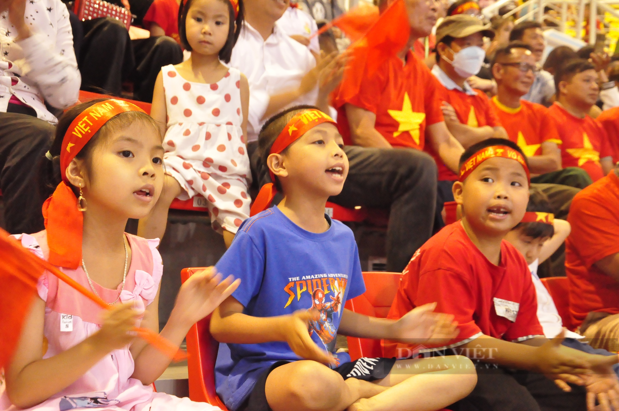 Fans are too hot, the Vietnamese men's volleyball team has come back spectacularly - Photo 4.