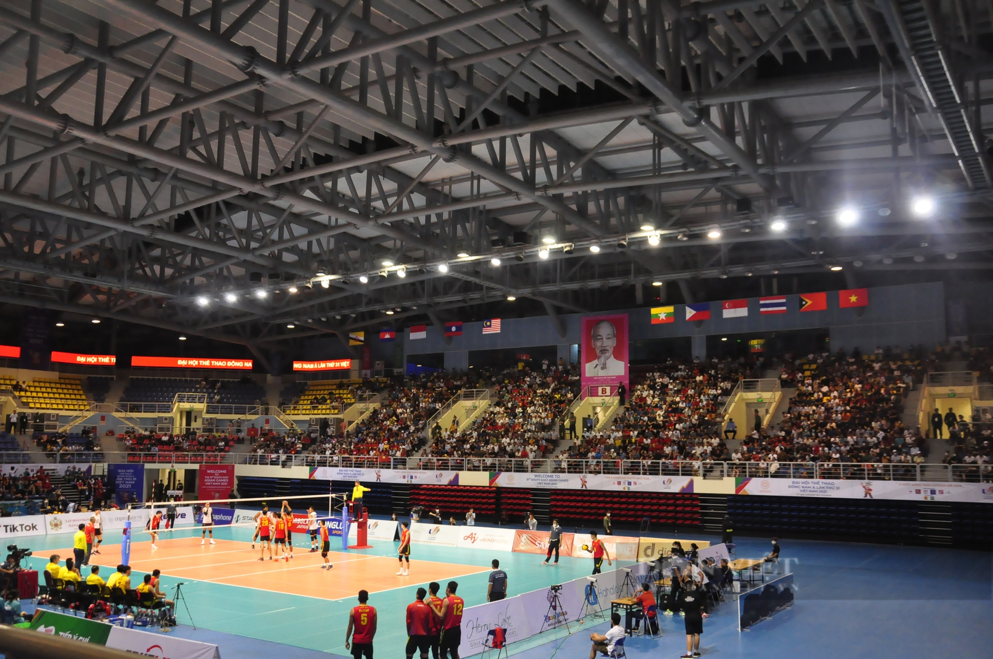 Fans are too hot, the Vietnamese men's volleyball team has come back spectacularly - Photo 3.