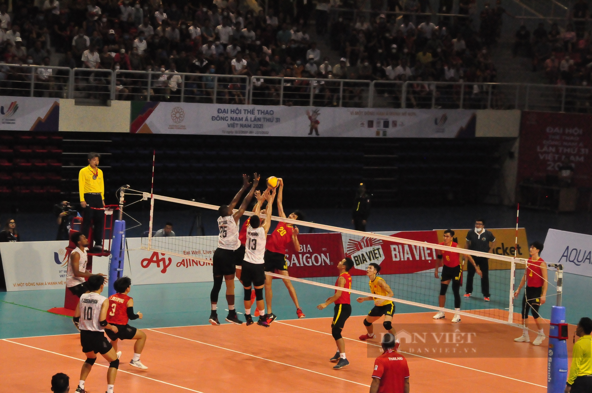 Fans are too hot, the Vietnamese men's volleyball team has come back spectacularly - Photo 2.