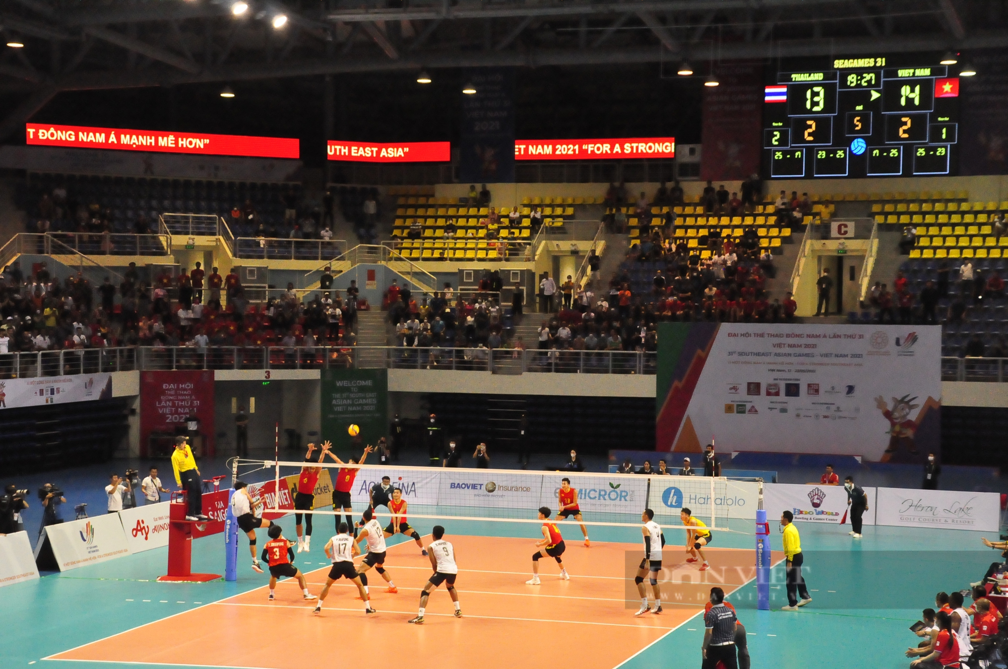 Vietnam men's volleyball defeats Thailand with a save with... foot - Photo 8.