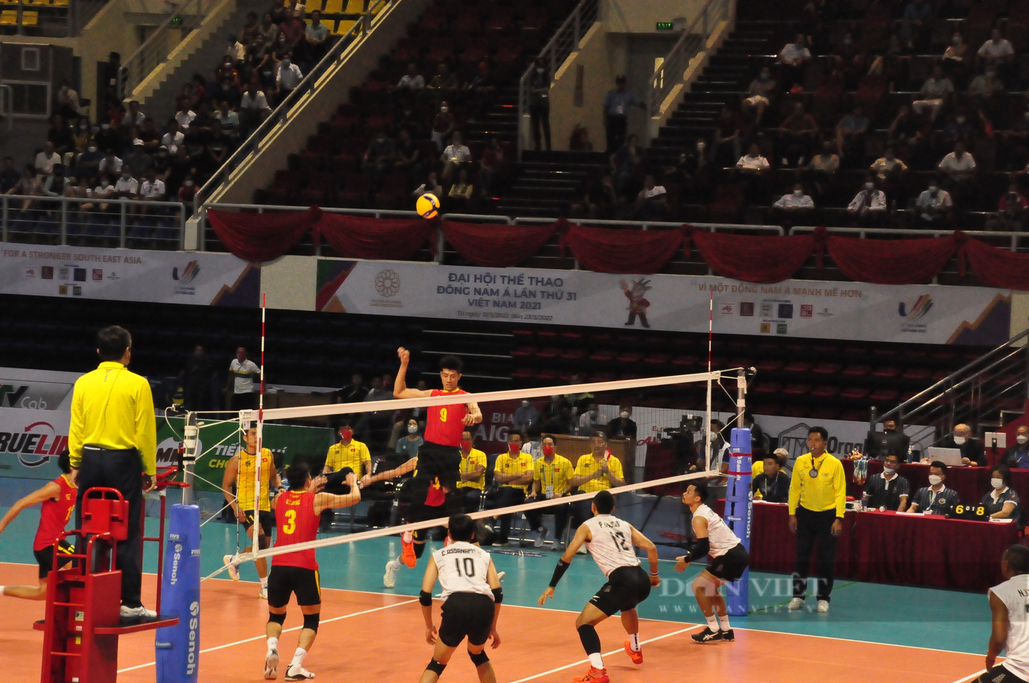 Fans are too hot, the Vietnamese men's volleyball team has come back spectacularly - Photo 1.