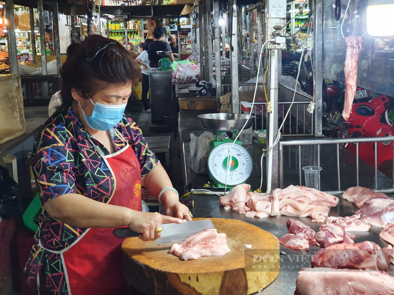 Chợ ế, gặp thêm giá hàng hóa tăng theo giá xăng, tiểu thương mòn mỏi ngóng khách - Ảnh 1.