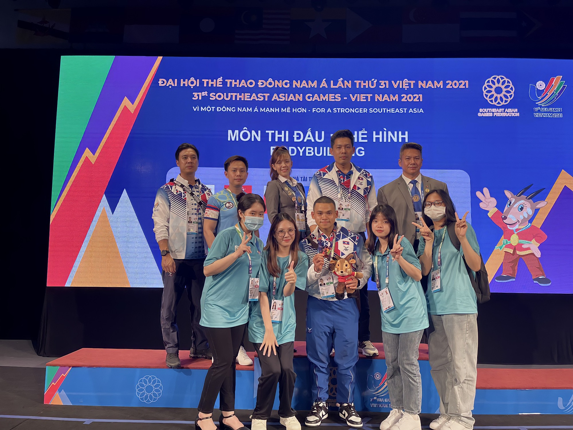 A special gift from hero Timor Leste to female volunteers after being awarded the flag to celebrate at the SEA Games - Photo 5.