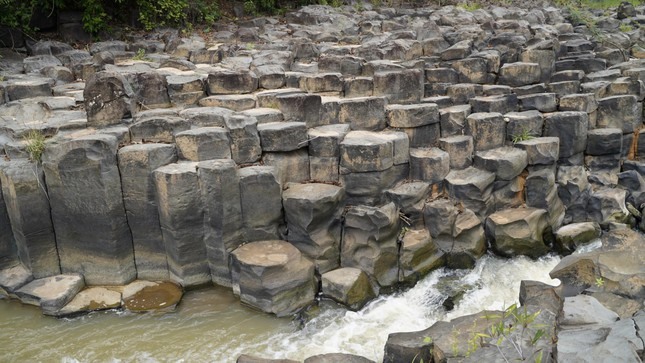 Ở Gia Lai có núi lửa triệu năm, bất ngờ hơn là có hòn đá có hình thù lạ mắt hút người xem - Ảnh 3.